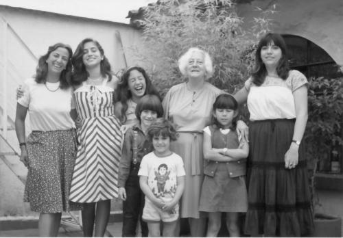D'esquerra a dreta: Eli, Belisa, Maiala, Ari, Bruno, Anna, Josefina i Yliana, a Mèxic (1984)